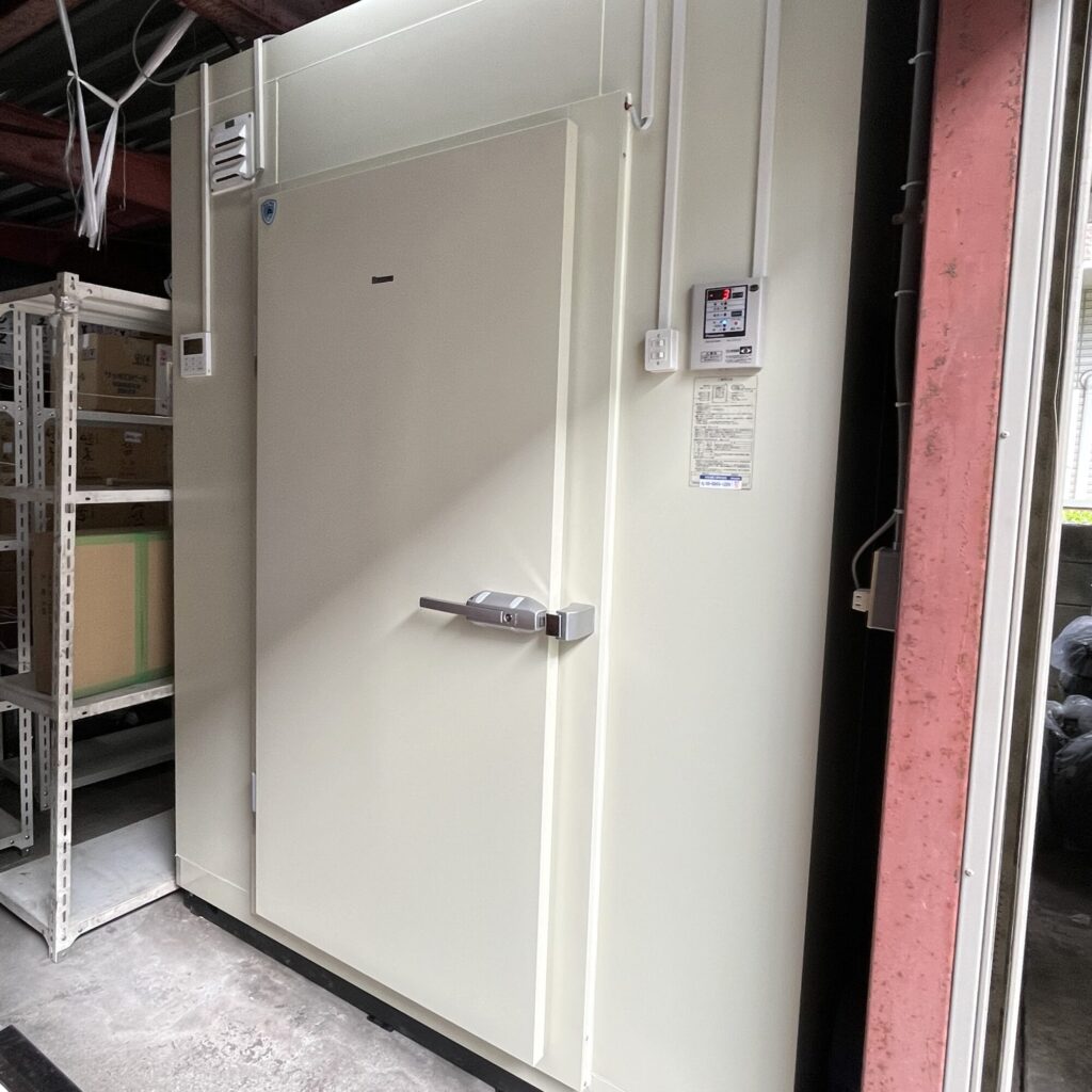 バックヤードの冷蔵庫2機を一新しました!